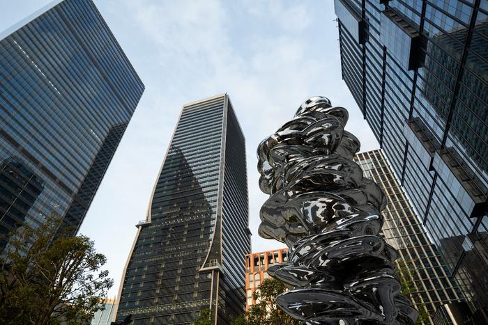 托尼·克拉格（Tony Cragg）的《是，不是》(It is, It isn’t.)