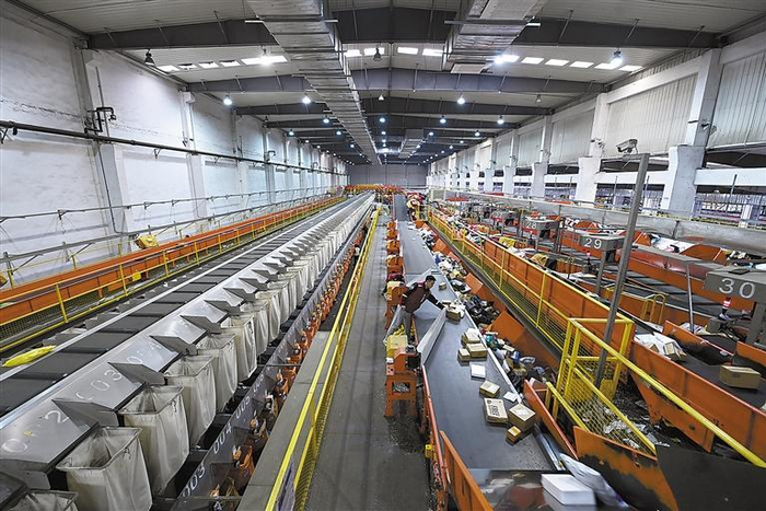     在永清县圆通速递北方总部基地华北集运中心内，工人正在全自动分拣流水线上作业。本报记者 刘向 摄