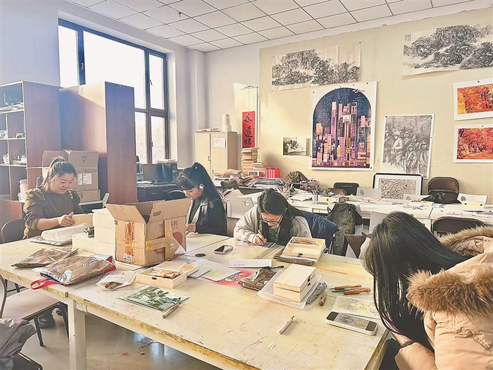     版画爱好者到黑龙江工业学院学习版画雕刻。本报记者 孙伟民摄