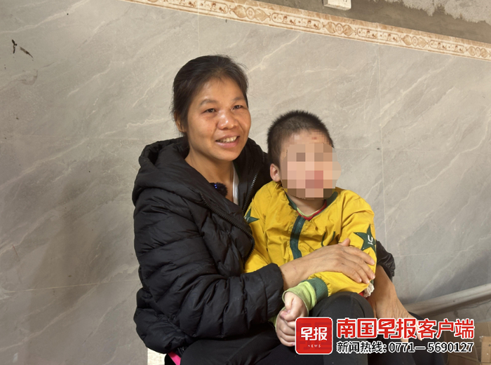 ▲何女士抱着鑫泽。武宣县融媒体中心供图