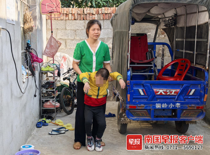 ▲何女士带鑫泽走路训练。武宣县融媒体中心供图