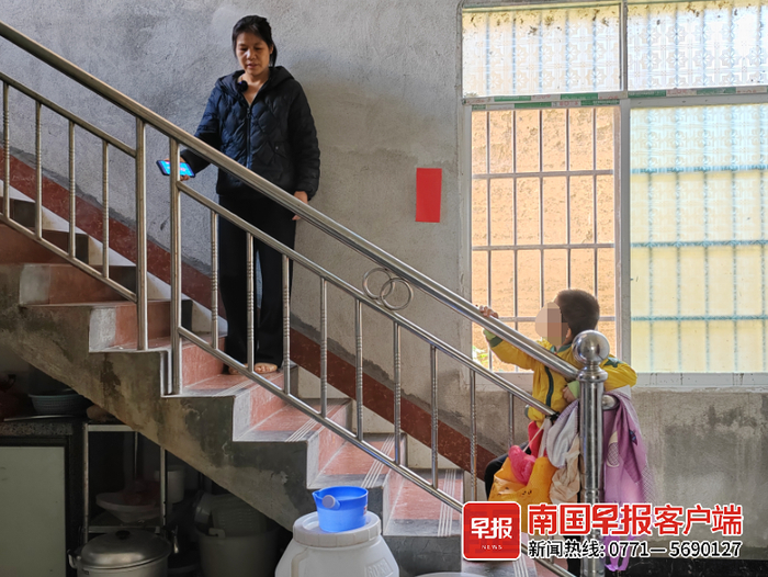 ▲何女士带鑫泽爬楼训练。武宣县融媒体中心供图