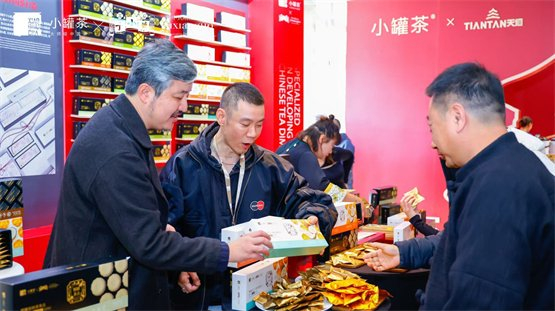 　活动现场，于进江先生及邸伟先生向嘉宾介绍茶点