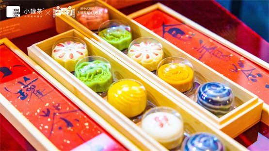 活动现场，小罐茶×于小菓茶点展示