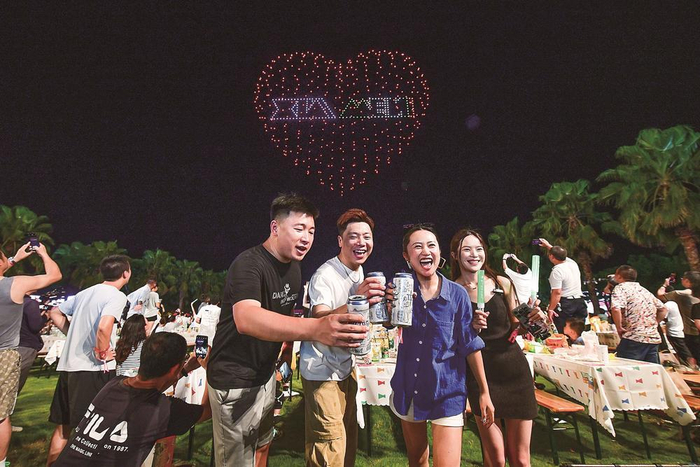 游客在“厦门国际啤酒节”上尽情畅饮。   夏海滨 摄