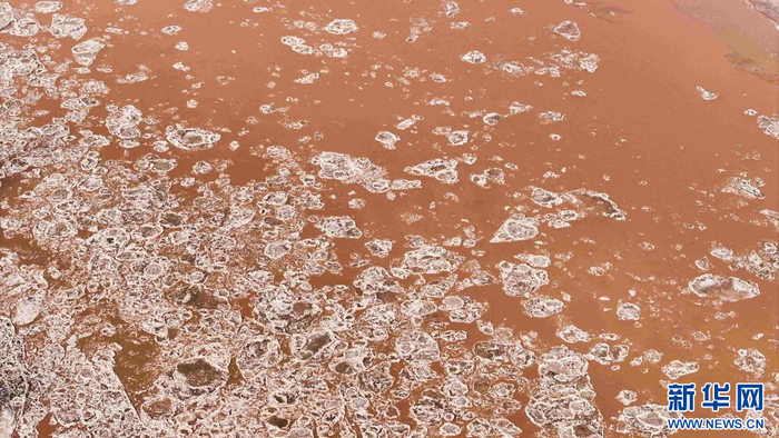 　　随着河水流动，冰凌互相碰撞，蔚为壮观。乌力更 摄