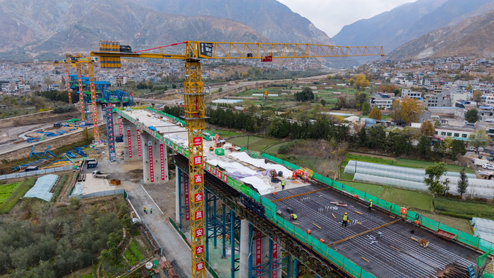 在陇南市武都区两水镇，施工人员在天陇铁路关键性工程陇南西特大桥开展钢筋绑扎作业（无人机照片）。新华社记者 郎兵兵 摄