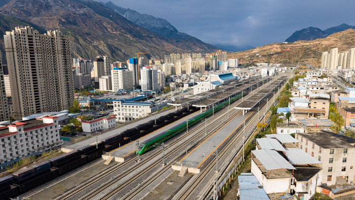 在甘肃省陇南市武都区兰渝铁路陇南站，动车组列车停靠在站台（11月25日摄，无人机照片）。新华社记者 郎兵兵 摄