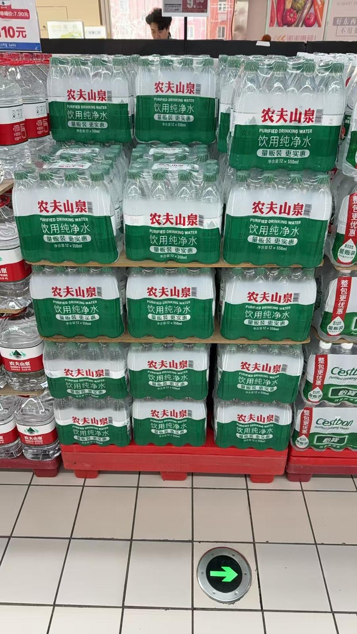 农夫山泉绿瓶纯净水。