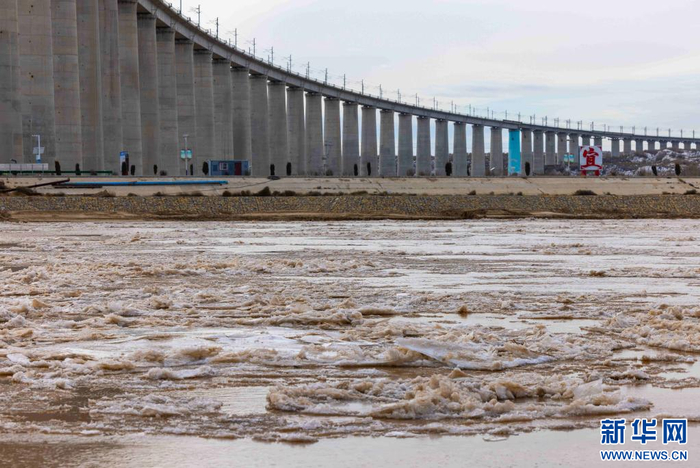 　　黄河、流凌、大桥相映成景。乌力更 摄