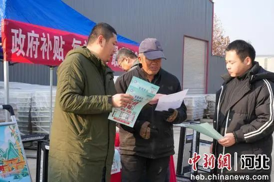 工作人员为市民讲解以旧换新政策。 