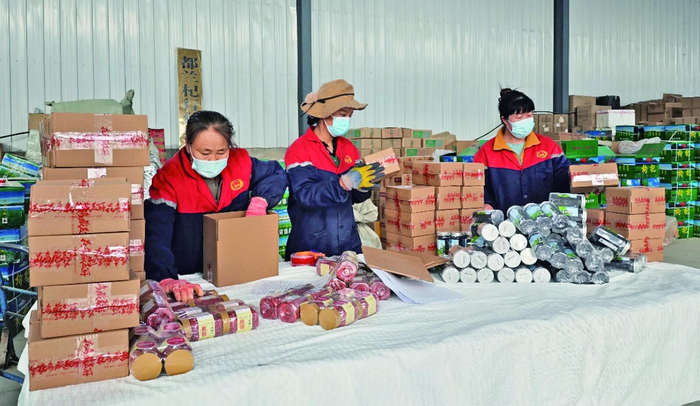 工人打包柴达木黑枸杞作业现场。