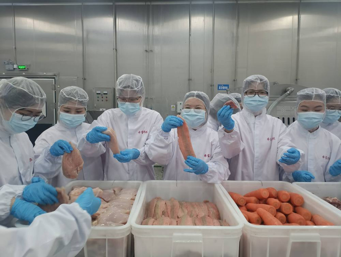 　　麦富迪“厂开玩”工厂开放日活动 乖宝宠物供图