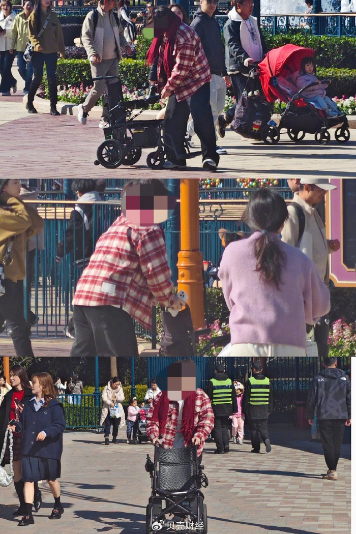 一位年轻男士在迪士尼乐园安检排队处从轮椅上起身，推行电动轮椅入园。新京报贝壳财经记者 俞金旻 摄