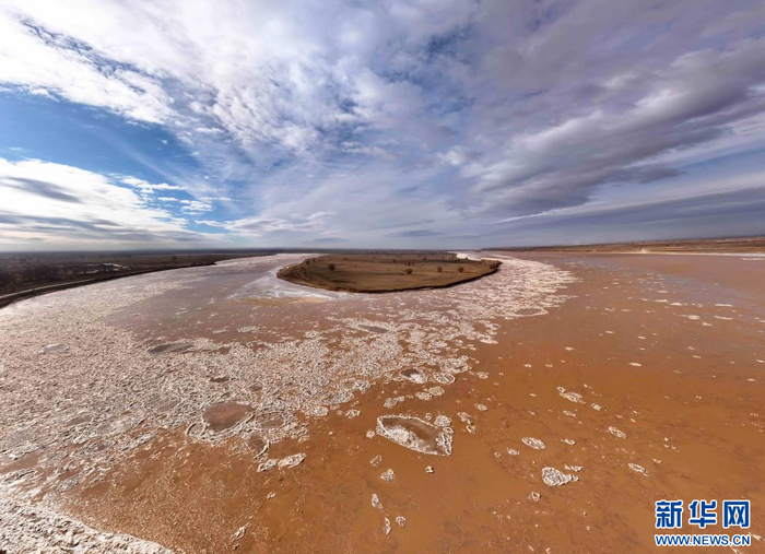 　　随着河水流动，冰凌互相碰撞，蔚为壮观。乌力更 摄