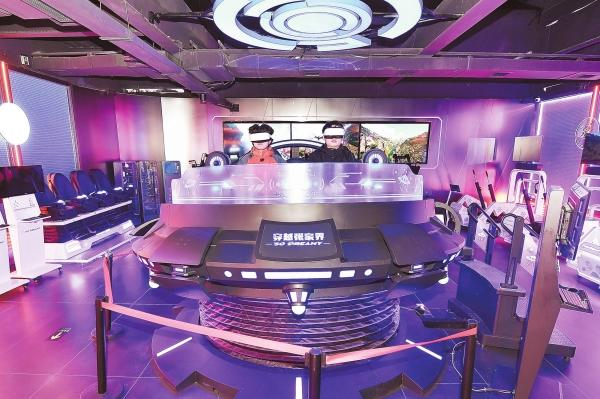11月5日，张家界元宇宙体验馆，游客在现场体验VR项目。向韬 摄