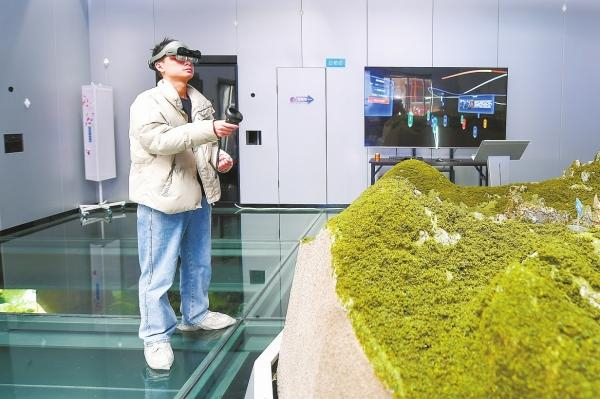 11月5日，张家界元宇宙“移民局”，游客正在体验AR云览沙盘。向韬 摄