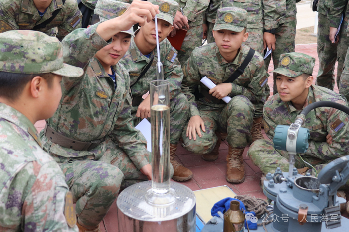 ▲观摩油料密度测量。