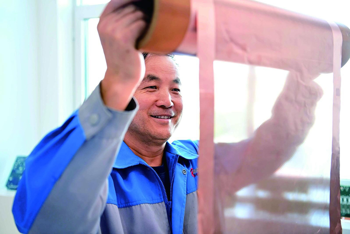 青海诺德新材料有限公司生产的微孔铜箔。陆广涛 摄