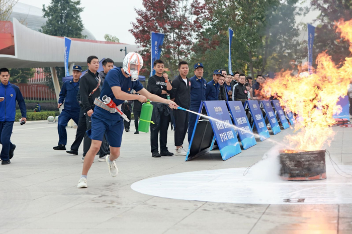 成都市第三届社会消防力量技能竞赛，参赛选手用灭火器灭火。（成都消防供图）