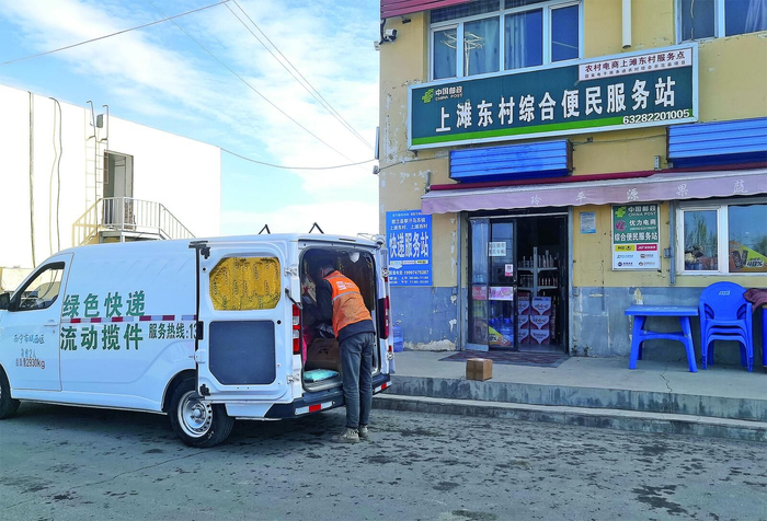 快递员林学伟赴相关站点派送当日快递。谭梅 摄