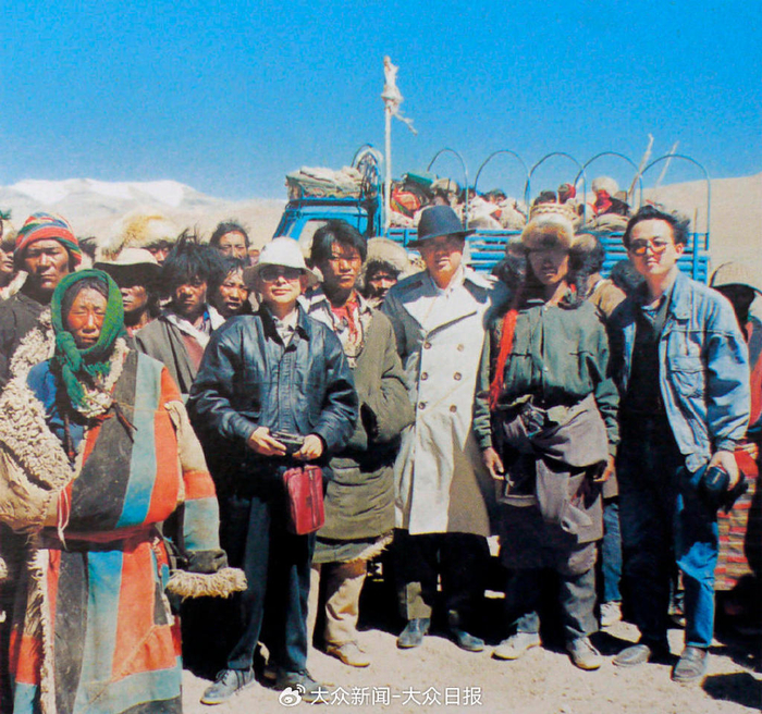 魏武（右一）和孔繁森（右三）在改则县与农牧民合影