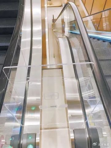 王府中环扶梯出入口的玻璃护栏，仅使用玻璃胶固定。