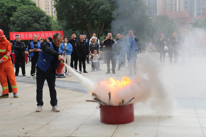 近日，同安街道的微型消防站组织居民参与消防培训。（受访者供图）