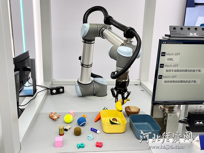 Mech-GPT多模态大模型，机器人在语音指令下精准抓取。河北经济日报记者 刘朋朋 摄