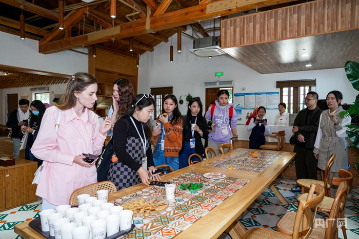 在竹坝华侨农场，品尝富有“侨味”的小食（央广网发  厦门市委网信办供图）