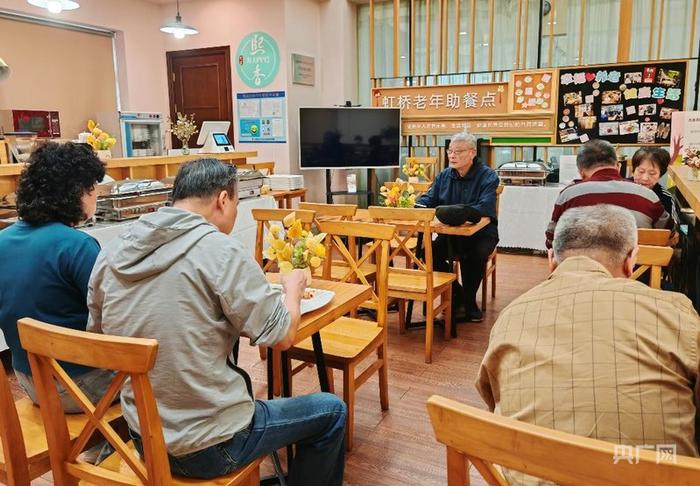 市民在上海长宁虹桥街道古北市民中心老年助餐点用餐（央广网记者 冯丽 摄）