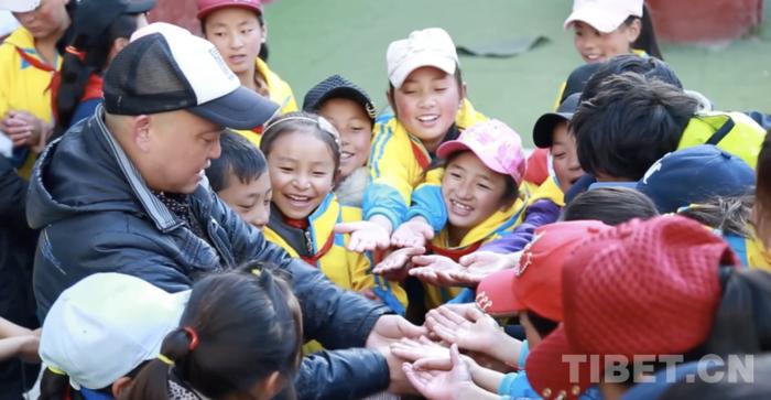 图为支教期间，龚仙彦和他的学生们受访者供图