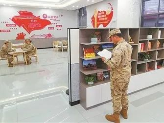 官兵在林东半岛服务区“军人驿站”调整休息。阚绪猛摄