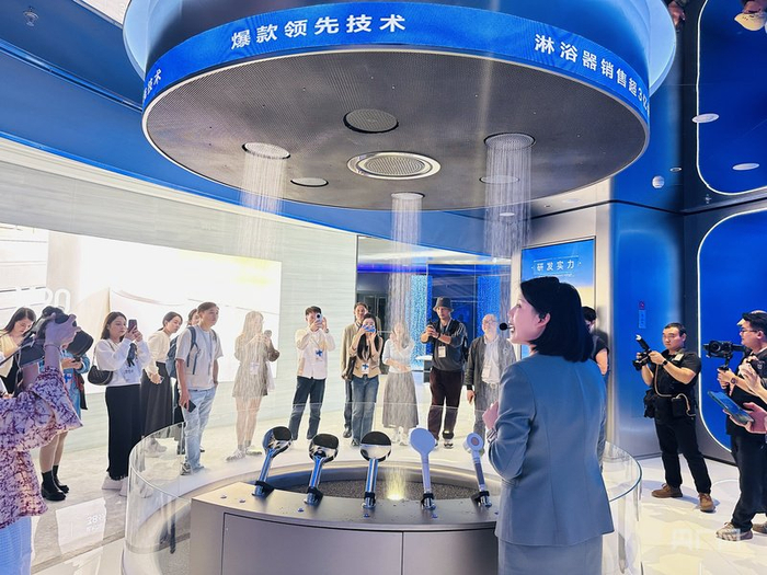 工作人员讲解智能卫浴的技术创新（央广网记者  吴馨骅  摄）