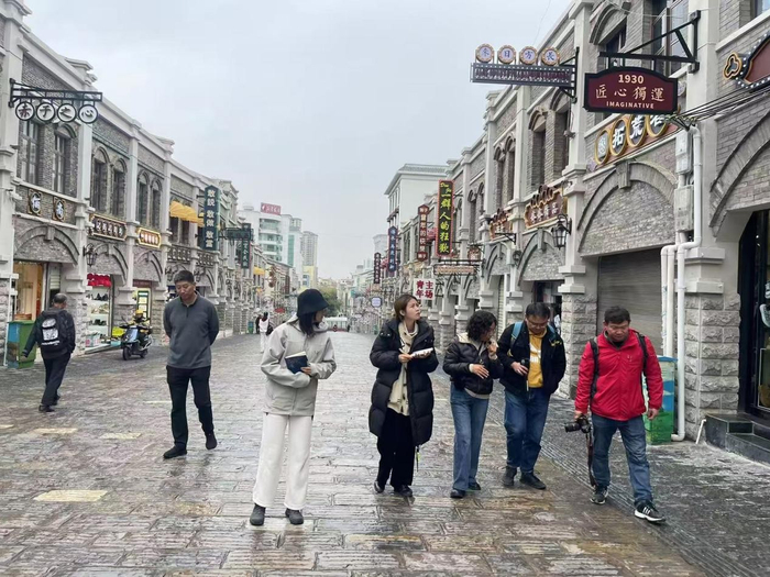 昭通古城保护工作指挥部历史文化研究专班负责人丁长芬女士（中）向媒体记者介绍古镇历史