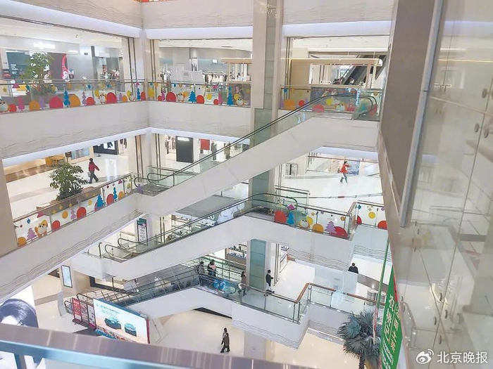 朝阳大悦城二层到三层、三层到四层的上行扶梯，临空部分并未设置防护挡板。