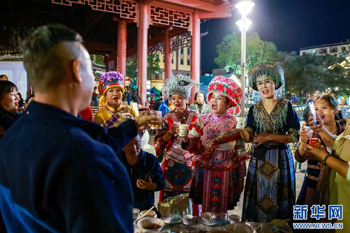 少数民族群众唱起祝酒歌（11月23日摄）。新华网发（陶家淇 摄）