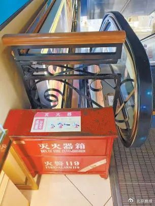 工美大厦扶梯的护栏牢固可靠，但灭火器箱造成护栏防护高度受影响。