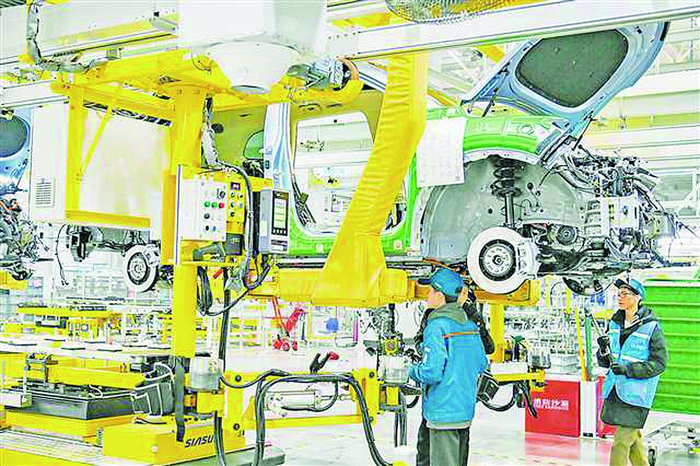     沙坪坝区赛力斯凤凰智慧工厂数字化车间一派繁忙景象。该工厂通过数字化建设，实现了全链条数字化管理。（资料图片）