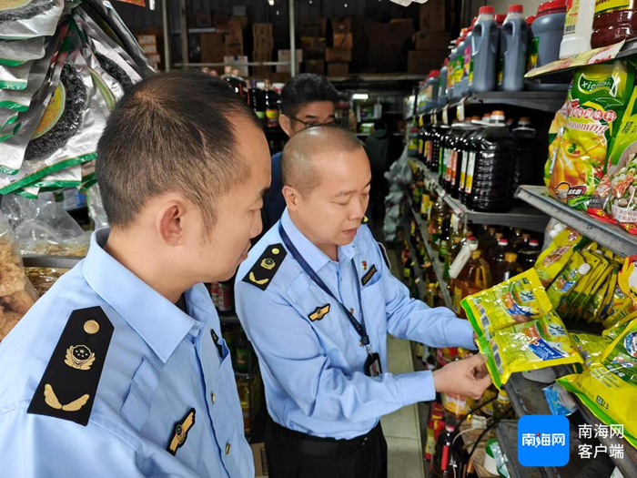 执法人员对销售商家进行检查。记者 蒙健 摄
