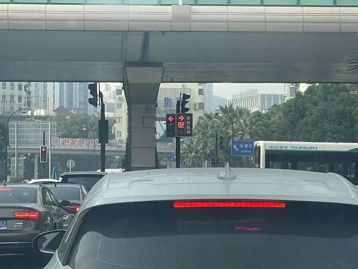 徐家汇路重庆南路右转灯增加了倒计时提示（市公安交警总队 供图）