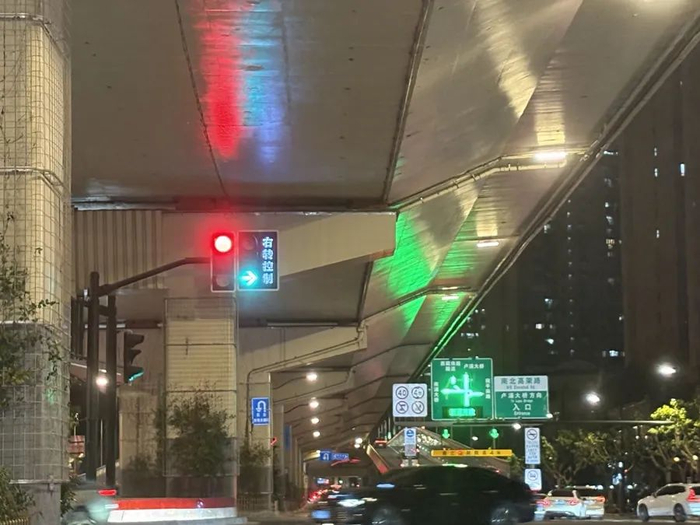 重庆南路徐家汇路路口的右转灯有了“绿灯”（邬林桦）