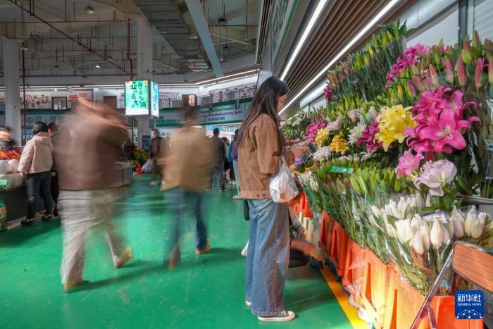 11月25日，市民游客在昆明斗南花卉市场内选购花卉。（彭奕凯 摄）