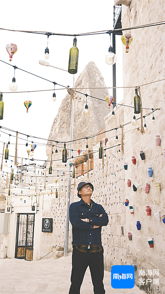 林俊宇和“旅行搭子”在土耳其旅行，互相帮忙拍照。受访者供图