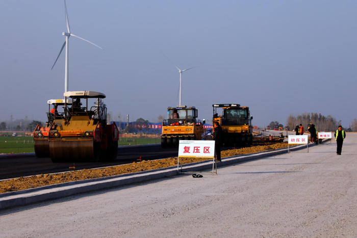 濮聊高速沥青路面试验段路面沥青混凝土摊铺现场