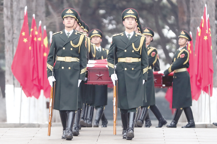     ▶2024年11月29日，第十一批在韩中国人民志愿军烈士遗骸安葬仪式在沈阳抗美援朝烈士陵园举行。 新华社发