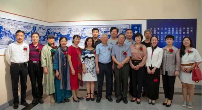 2019年国庆前夕，杨兆群创作团队赶制《源远流长江山秀——大运河》50米刻纸长卷在常州市刘海粟美术馆进行展览