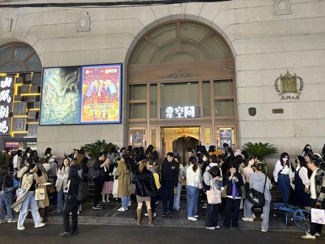 演出散场后，年轻人在亚洲大厦门口等待喜欢的演员。吴越摄