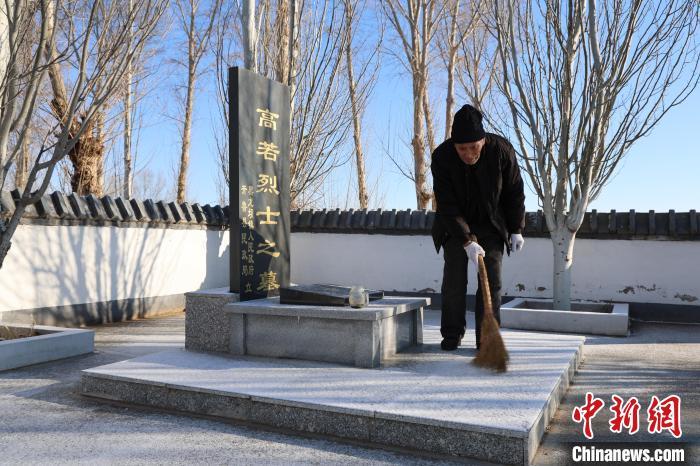 何宝珍老人清扫烈士陵园内积雪。胡建华 摄