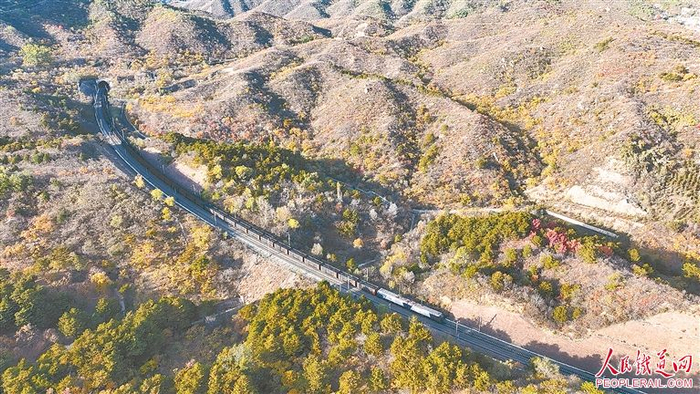 图为冬日里，一趟重载列车安全行驶在大秦铁路延庆站至下庄站区间。叶春蕾 摄